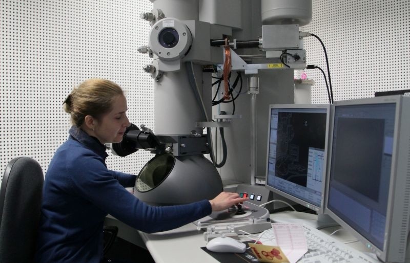 Transmisyjny mikroskop elektronowy w Instytucie Chemii na UwB (wideo, zdjęcia)
