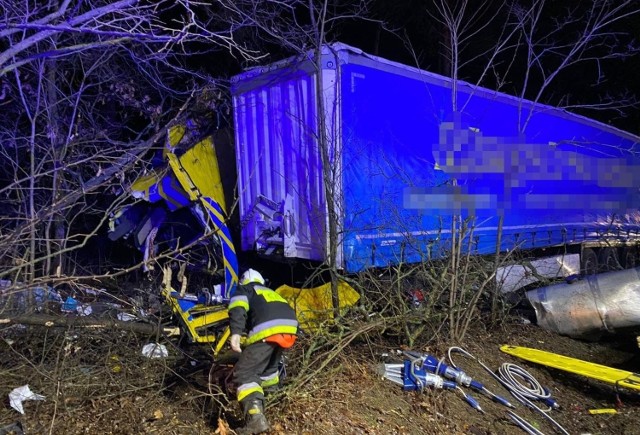 Do śmiertelnego wypadku doszło w sobotę na drodze krajowej nr 92 w gminie Miedzichowo - między Bolewickiem a Sępolnem w powiecie nowotomyskim. Ciężarówka uderzyła w drzewo. W wypadku zginął obywatel Ukrainy.Przejdź do kolejnego zdjęcia --->