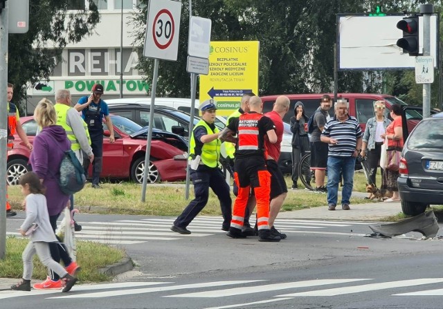 Do zielonogórskiego aresztu trafił kierowca alfy romeo, który po zatrzymaniu do kontroli drogowej, zachowywał się agresywnie w stosunku do policjantów. Mężczyzna jest podejrzany o kradzież paliwa i spowodowanie dwóch kolizji.  Do zatrzymania mężczyzny doszło we wtorek, 24 sierpnia, ok. godz. 15 w pobliżu skrzyżowania ulic Batorego, Rzeźniczka i Zamoyskiego w Zielonej Górze. - To 25-letni mieszkaniec Lubska, który spowodował wcześniej dwie kolizje drogowe oraz podejrzewany jest o kradzież paliwa na jednej ze stacji na drodze S3 – informuje podinsp. Małgorzata Barska z zielonogórskiej policji. - Policjanci otrzymali zgłoszenie o kradzieży paliwa i zatrzymali podejrzanego kierowcę do kontroli drogowej.  Mężczyzna odmówił podania danych, szarpał się z policjantami. W związku z tym został zatrzymany w policyjnym areszcie. Została mu pobrana krew do badania na zawartości alkoholu i narkotyków – wyjaśnia podinsp. Małgorzata Barska.- Kierowca alfy romeo zachowywał się bardzo agresywnie. Próbował wepchnąć policjanta na drogę, wprost pod nadjeżdżające auta. Został obezwładniony i zakuty w kajdanki – relacjonuje Czytelniczka, która przekazała nam zdjęcia. Młody mieszkaniec Lubska ma dzisiaj za sobą prawdziwą serię zdarzeń, za które będzie musiał odpowiedzieć. Nie zapłacił za paliwo na jednej ze stacji przy S3, potem rozbił barierki na stacji benzynowej przy Intermarche w Zielonej Górze, a następnie zderzył się z renault. Na koniec zaatakował policjantów. Czytaj także: Korytarz życia na drodze. Jak go utworzyć? Wystarczy przestrzegać kilku zasad!Wideo: Jak się zachować, kiedy jesteśmy świadkami wypadku?źródło: Dzień Dobry TVN/x-news