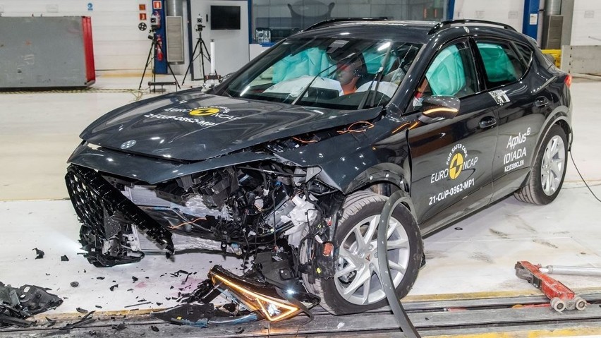 Testy „Crash Test”, w których rozbijane są samochody, pękają...