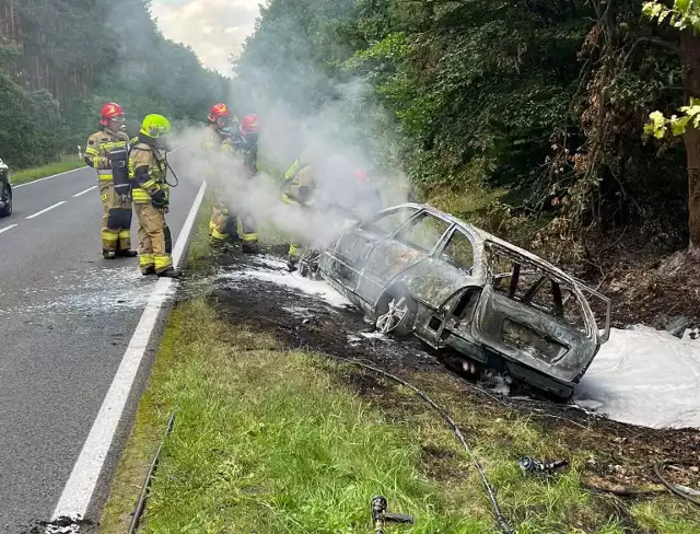 Samochód wpadł do rowu i, mimo szybkiej akcji strażaków, doszczętnie spłonął.