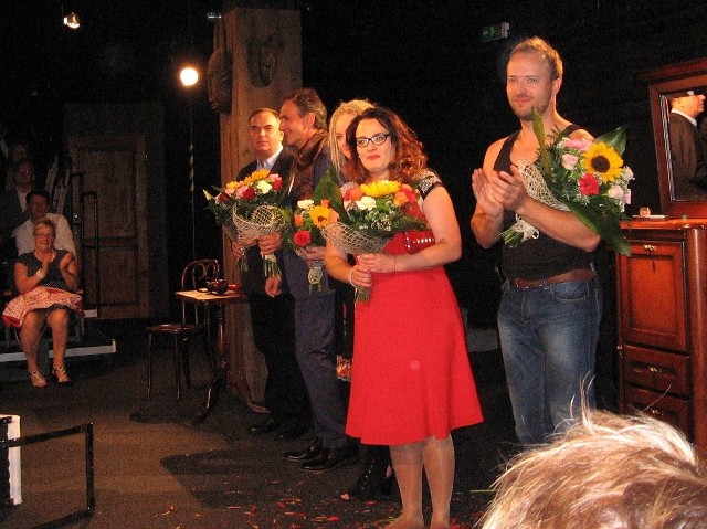 Tak było po premierze - aktorzy "Boga mordu" i reżyser otrzymali kwiaty.