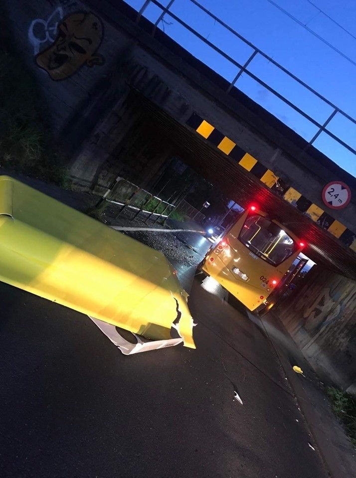 Autobus linii 131 uderzył w wiadukt w Tychach