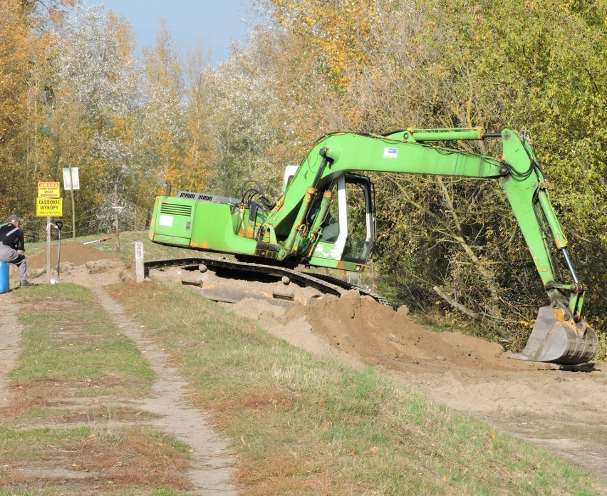 Ostrołęka. Ruszyły prace przy przerwanym wale przeciwpowodziowym. 15.10.2019 [ZDJĘCIA]