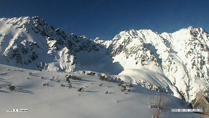 Tatry. Wyjątkowo piękny dzień w górach. Ale uwaga na lawiny i zdradliwe nawisy śnieżne