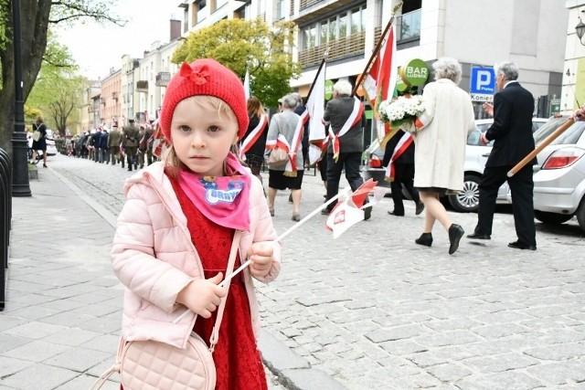 Uroczystości w Kielcach przyciągnęły całe rodziny. Więcej z Kielc, Sandomierza, Końskich, Ostrowca, Skarżyska i innych miast na kolejnych slajdach.