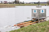 Miasto informuje, że stan natlenienia wody w zbiorniku Strzelniczka poprawia się. Pracownicy Gdańskich Wód pracują w systemie trzyzmianowym