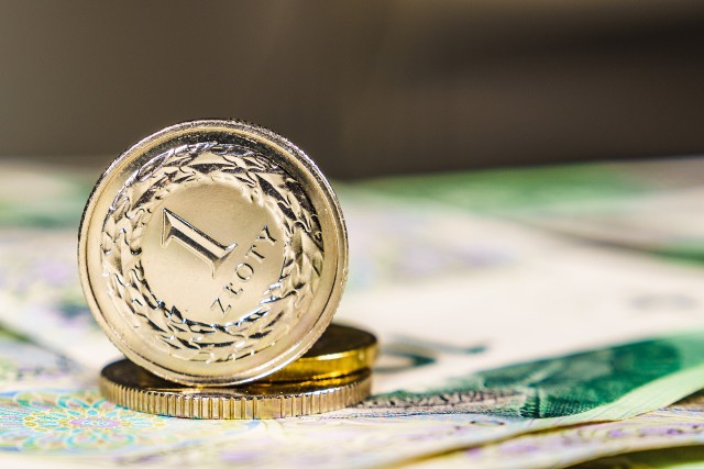 Po poniedziałkowej korekcie kursu złotego, we wtorek rano polska waluta znów ociera się o zeszłotygodniowe rekordy