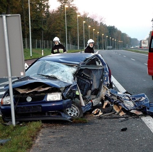 Kierowca volkswagena przeżył wypadek, ale obrażenia okazały się bardzo poważne. Trafił do szpitala. Lekarzom nie udało się uratować mu życia.