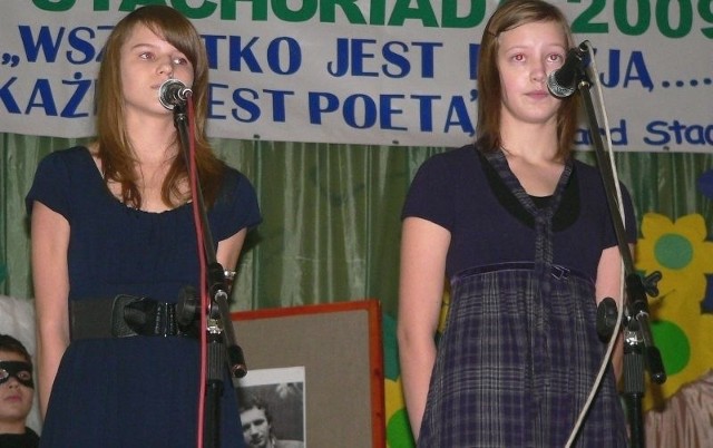 Poezję Edwarda Stachury na otwarcie konkursu recytowały buskie gimnazjalistki, Michalina Faryś i Magdalena Wilgocka.