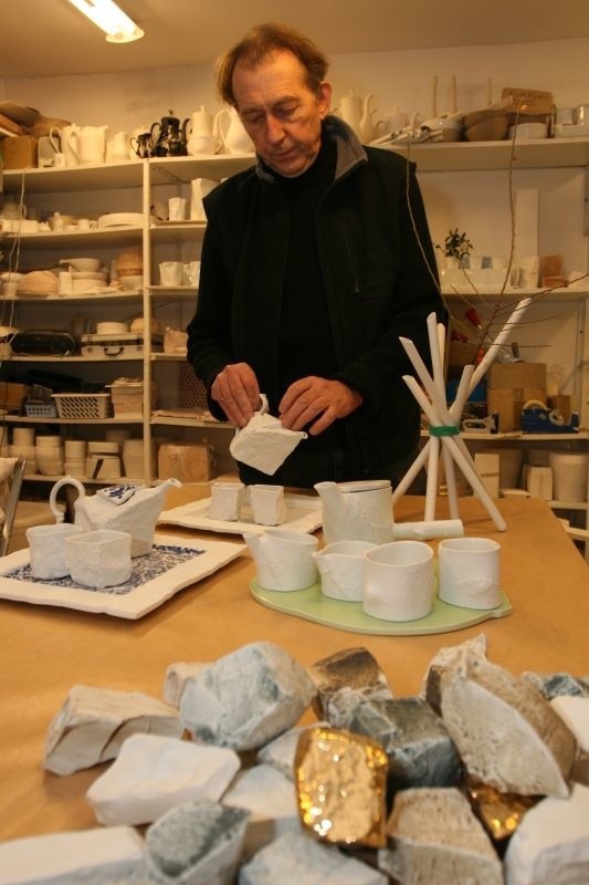 Marek Cecuła przygotowuje ceramikę do świątecznej wyprzedaży