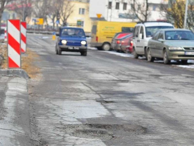 Kierowcy mogą za to pokazać nam najbardziej irytujące dziury w drogach. Na zdjęciu podziurawiona ulica Targowa w centrum Tarnobrzega.