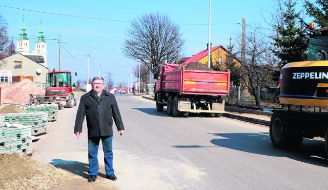 - Cieszy nas długo oczekiwana modernizacja drogi, ale nie mamy dojazdu do niektórych posesji i wjazdu na drogę gminną - mówi Stanisław Szustka, radny powiatowy i przedstawiciel mieszkańców Skrzyńska pod Przysuchą.