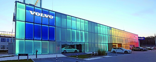 Autosalon Euro KAS, w Katowicach przy ul. 73. Pułku Piechoty, oferujący samochody marki Volvo, szczególnie imponująco wygląda po zmroku, dzięki kolorowej iluminacji. Model Volvo XC60 znalazł się na liście 50 najchętniej kupowanych aut w I półroczu 2019 r. (sprzedano w tym okresie 2004 takie samochody)