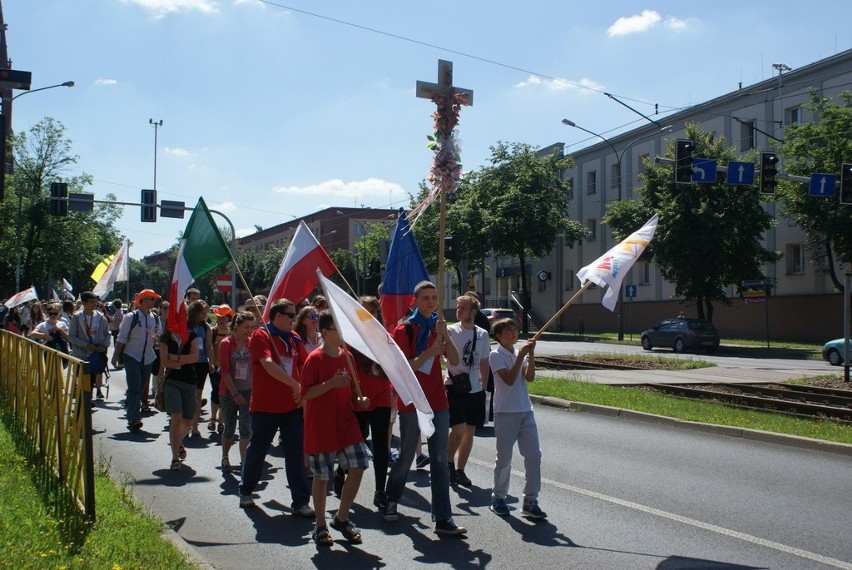 Goście z Włoch i Czech po mszy św. przeszli ulicami miasta...