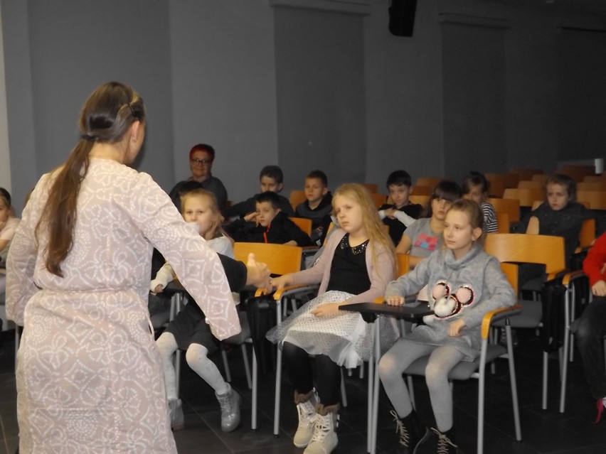 Baśnie romskie pobudzały dzieci do tworzenia! Warsztaty graficzne w Muzeum Dialogu Kultur w Kielcach