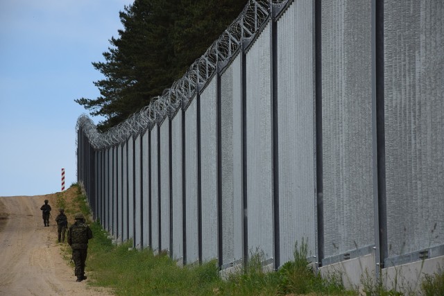 Doszło do kolejnych prób nielegalnego przekroczenia granicy Polski z Białorusią. Zatrzymano kolejnego tzw. kuriera oraz osoby, które próbowały się przeprawić przez okoliczne rzeki.