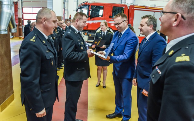 Dzisiaj w Bydgoszczy odbyła się uroczystość przekazania bonów paliwowych dla jednostek straży pożarnych z powiatów dotkniętych sierpniową nawałnicą. Bony na paliwo  (każdy o wartości 2 tys. zł) przekazał strażakom PKN Orlen. Prezenty trafiły do 40 jednostek Ochotniczych Straży Pożarnych z powiatów dotkniętych sierpniową nawałnicą, dodatkowe 40 bonów przekazano pięciu komendom PSP,  które interweniowały najwięcej razy w związku z sierpniowymi kataklizmami. W uroczystości, która odbyła się w Szkole Podoficerskiej Państwowej Straży Pożarnej w Bydgoszczy wzięli udział wojewoda Mikołaj Bogdanowicz, komendant wojewódzki PSP nadbryg. Janusz Halak oraz członek zarządu Inowrocławskich Kopalni Soli Solino S.A. (należących do koncernu PKN Orlen) Tomasz Molenda.Pogoda na wtorek,  24 października