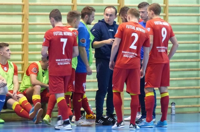 Trener Piotr Lichota (w środku) był dumny z postawy swojego zespołu w meczu z Orłem Futsal Jelcz - Laskowice.