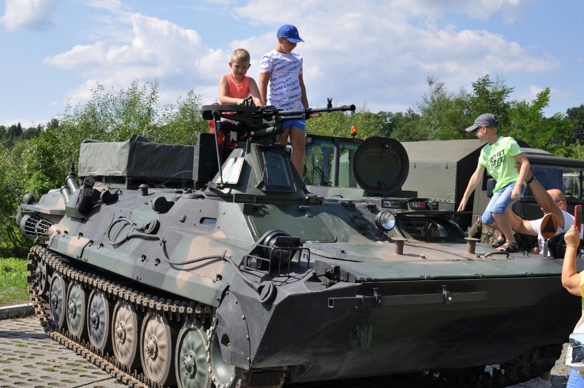 Piknik militarny w Sandomierzu przyciągnął tłumy. Każdy chciał zobaczyć sprzęt wojskowy (ZDJĘCIA) 