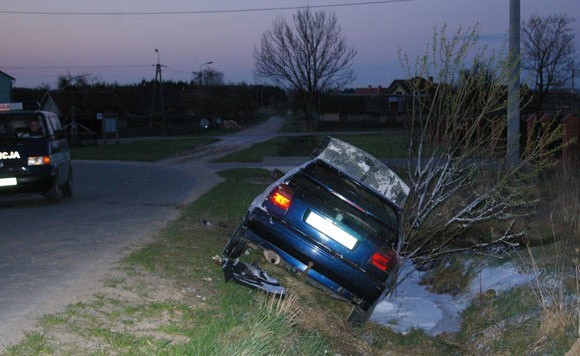 Pijany 18-latek wpadł do rowu autem, które miał naprawić. Volkswagen golf doszczętnie spłonął. (foto)