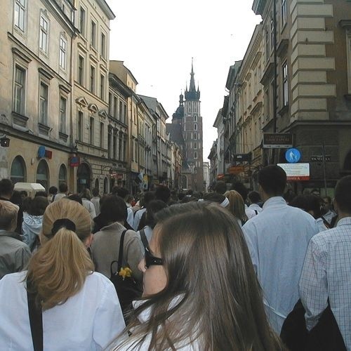 W drodze na krakowski rynek, skąd wyruszyl Bialy Marsz, podziekowanie za pontyfikat Papieza Polaka - 7.04.2005