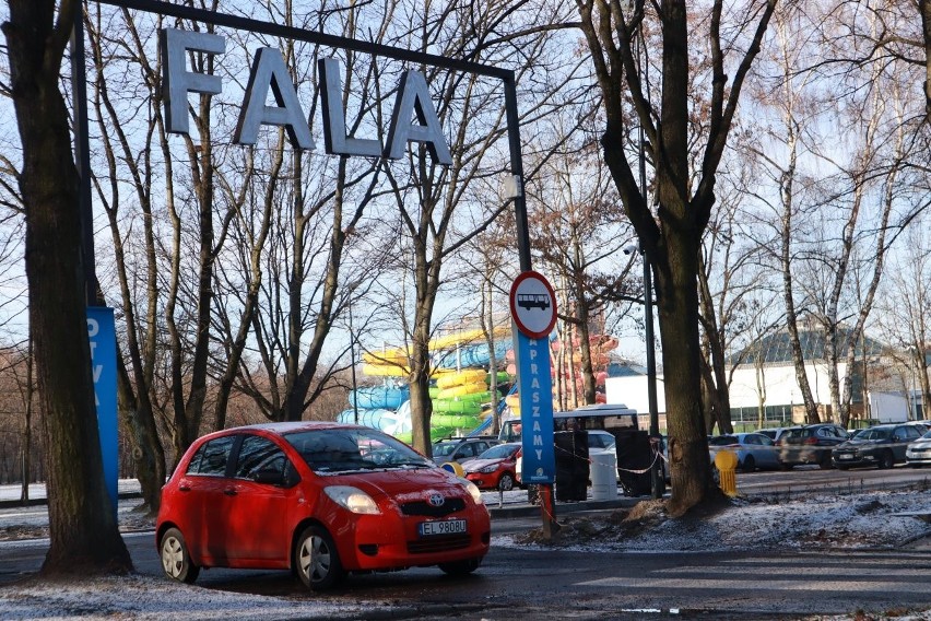 Przy wjazdach na parking Aquaparku Fala trwa montaż systemu...