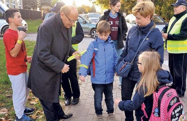 Tadeusz Ferenc, prezydent Rzeszowa, w czwartek w pobliżu Szkoły Podstawowej nr 5 rozdawał odblaskowe opaski idącym na lekcje dzieciom oraz ich rodzicom.