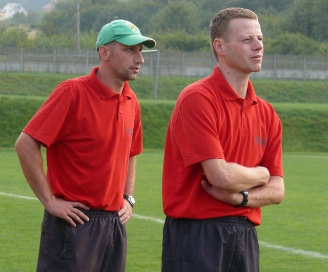 Trenerzy Wiernej Mariusz Lniany (z prawej) i Michał Borowski muszą dobrze pomyśleć, jaką taktyką obrać na mecz z liderem z Nowego Wiśnicza.