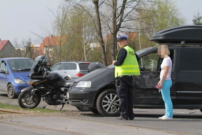 Wypadek na Kosmonautów. Motocykl wjechał w volkswagena (ZDJĘCIA)