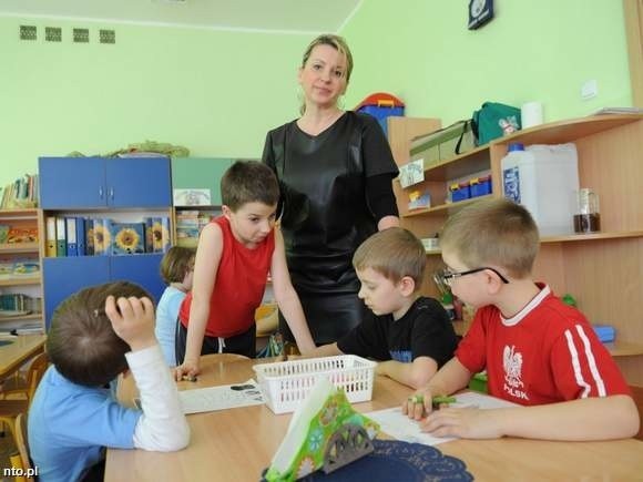Urszula Szałaj z dziećmi z przedszkola nr 24 w Kędzierzynie-Koźlu: – To świetny pomysł, by pieniądze szły za przedszkolakiem.