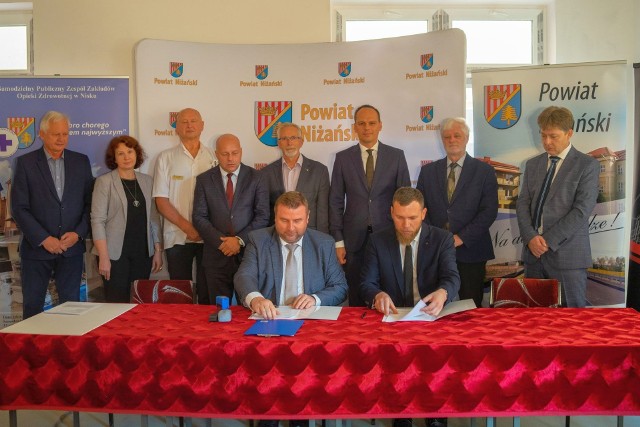 Dyrektor szpitala Paweł Tofil podpisał umowę z wykonawcą na rozbudowę szpitala w Nisku