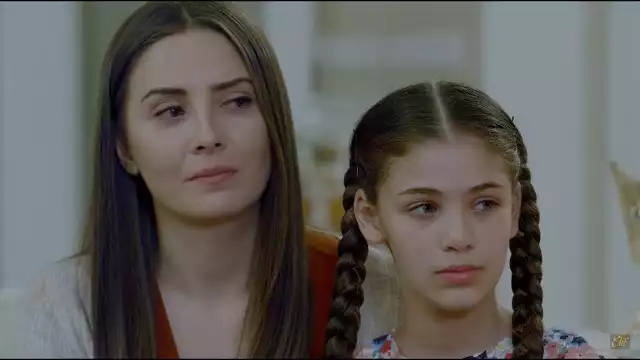 Wcielająca się w rolę Melek Selin Sezgin może pochwalić się wysportowaną sylwetką.Przejdź dalej i zobacz, jak aktorka wygląda na co dzień >>>