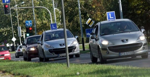 Niestety częsty widok na tarnobrzeskich ulicach. Na zdjęciu drugi samochód szkoły nauki jazdy, jest źle oświetlony.