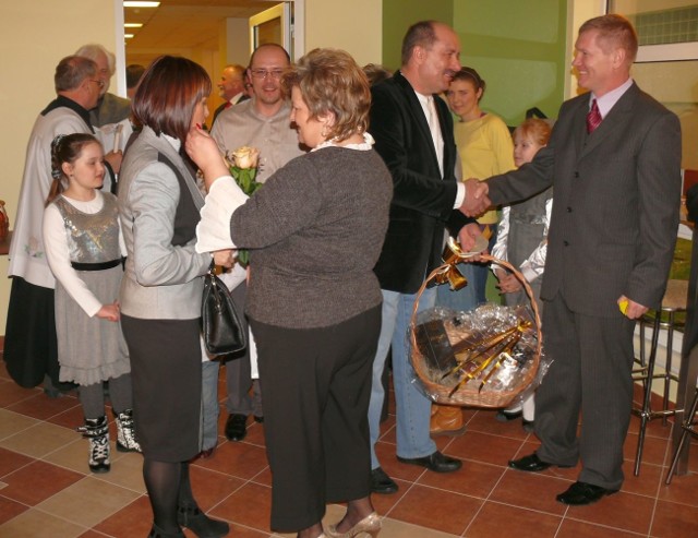 Otwarcie baru, z prawej Anna Portka i jej mąż przyjmują gratulacje od przyjaciół.