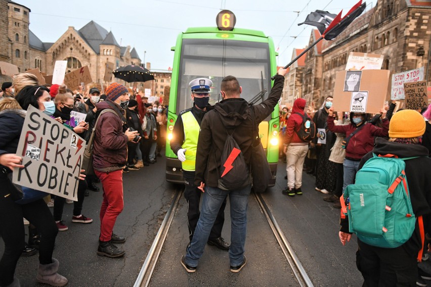 W środę uczestnicy protestów zablokowali skrzyżowanie ul....