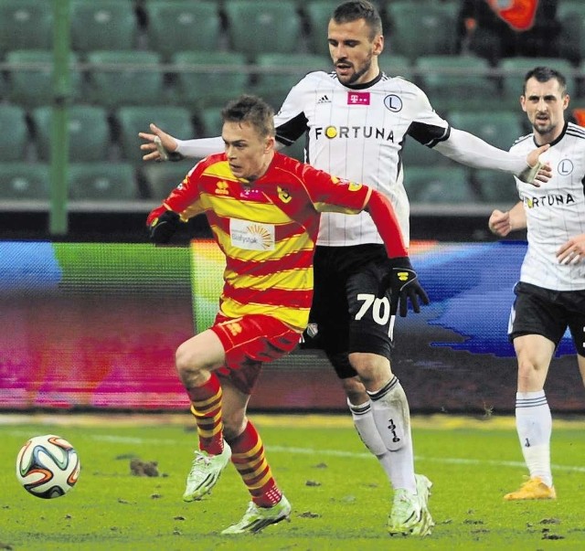 Maciej Gajos (Jagiellonia, z lewej) ucieka Orlando Sa (Legia)