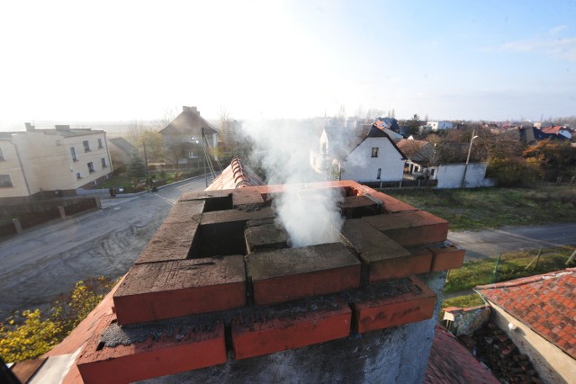 Przekraczane normy pyłu zawieszonego to m.in. efekt tego, czym palimy w domowych piecach.