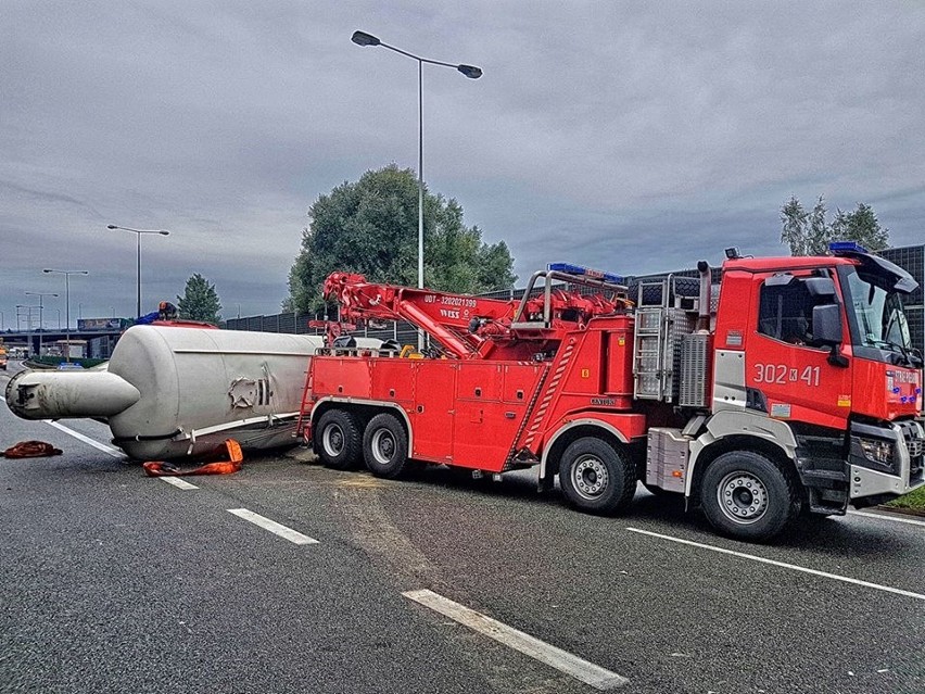 Przewrócona cysterna na A4 zablokowała część Krakowa