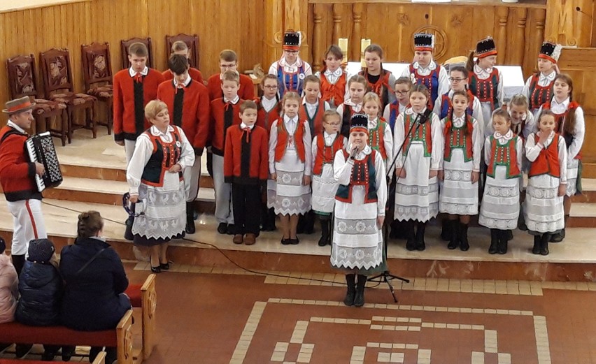 Koncert patriotyczny w kościele w Obierwi. Pieśni wykonał zespół "Młode Kurpie" z Jednorożca