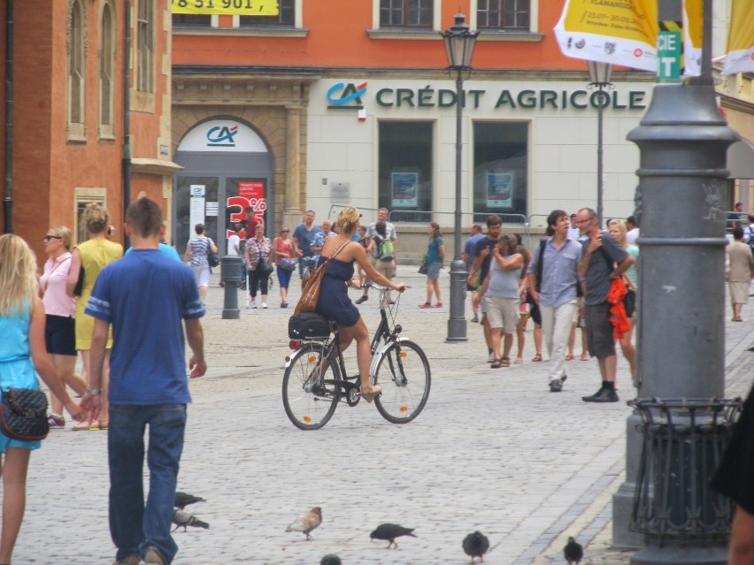 Wrocław: Zakaz jazdy rowerem po Rynku. Jaki zakaz? To fikcja! (ZDJĘCIA) 