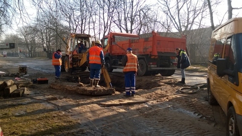 Tymienieckiego nieprzejezdna! Pękła rura pod jezdnią. Awaria wodociągowa