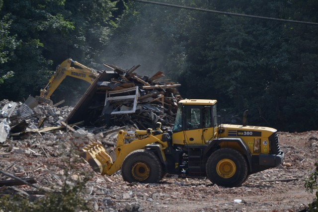 Trwa burzenie budynków po kopalni Anna w Pszowie