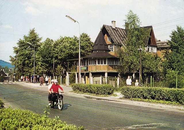 Dom Wycieczkowy PTTK przy ulicy Myśliwskiej, obecnie mieści się tu Karczma Regionalna "Maciejówka".