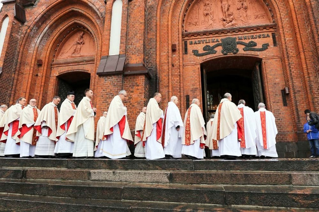 Ingres abp. Tadeusza Wojdy obejrzysz też na telebimie!