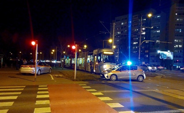 Potrącenie mężczyzny przez tramwaj na skrzyżowaniu ul. Żmigrodzkiej i Broniewskiego 24.02.2022