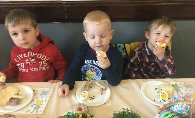 Wielkanocne śniadanie u trzylatków i czterolatków z Wielgusa. Dzieci zasiadły do suto i kolorowo zastawionych stołów