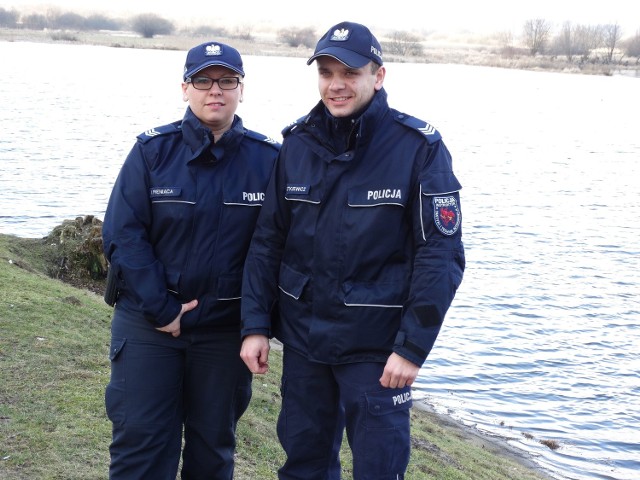 Katarzyna Pieniąca i Karol Dudkiewicz uratowali 84-letnią kobietę, która wpadła do jeziora w Białobrzegach.