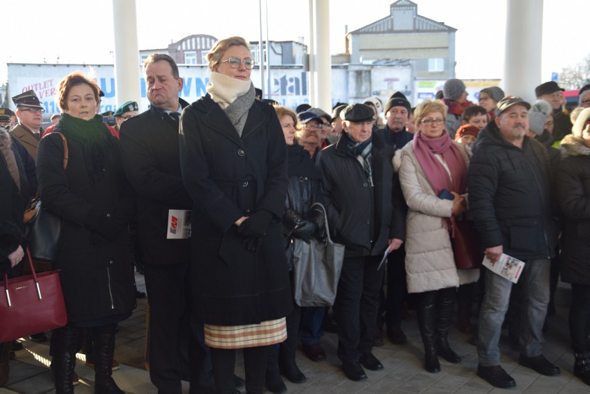 Odsłonięcie płyty pamiątkowej w hołdzie dla Sławomira Pajora w Zintegrowanym Centrum Przesiadkowym [ZDJĘCIA]