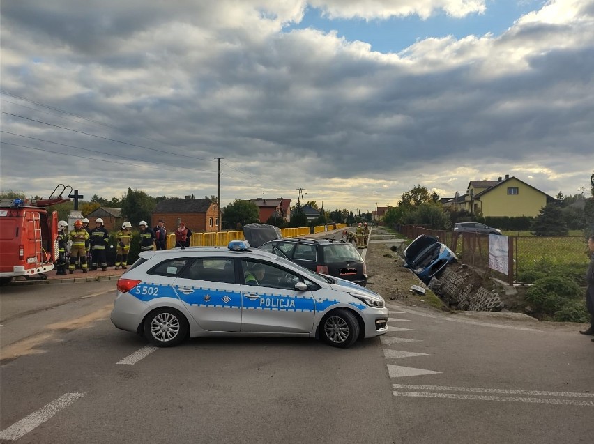 Wypadek na skrzyżowaniu w Świniarach. Samochód w rowie, jedna osoba w ciężkim stanie. Zobacz zdjęcia 